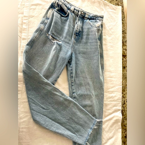 Zara size 2 distressed jeans with a‎ frayed bottoms - Picture 1 of 7